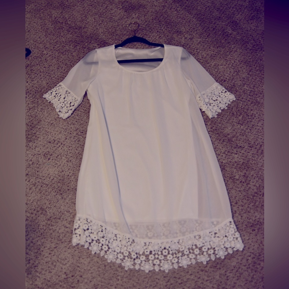 White sheath dress with flower details. 100% clean no flaws size sm unbrandeded